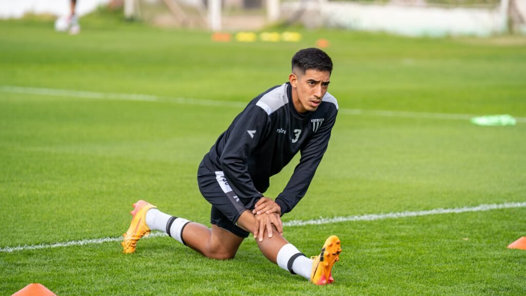 hamstring stretch footballer